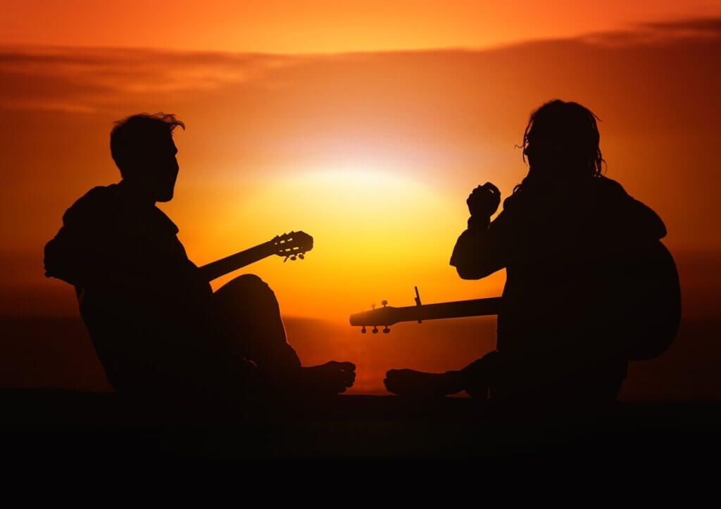 men, guitars, silhouettes-723557.jpg